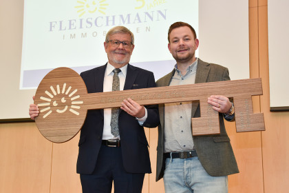 Schlüsselübergabe: Werner und Matthias Fleischmann