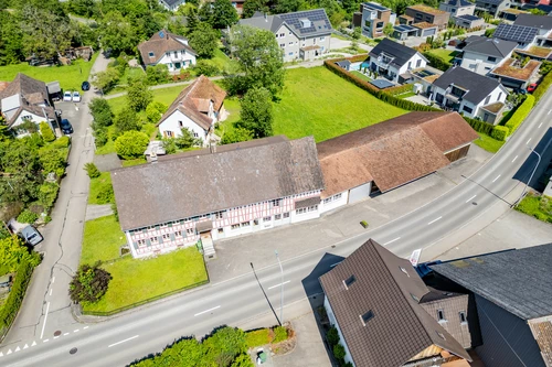 voluminöse Liegenschaft an zentraler Dorflage