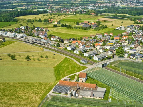 Bauernhaus mit Stallungen an erhöhter Alleinlage