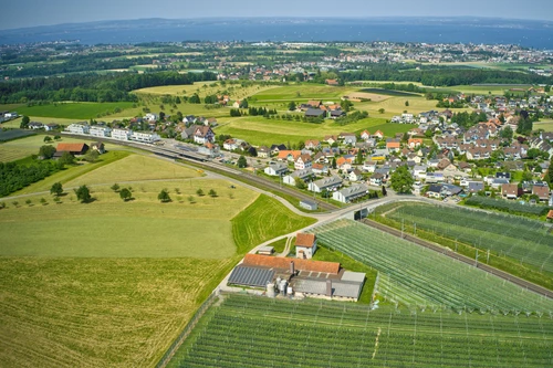 Bauernhaus mit Stallungen an erhöhter Alleinlage