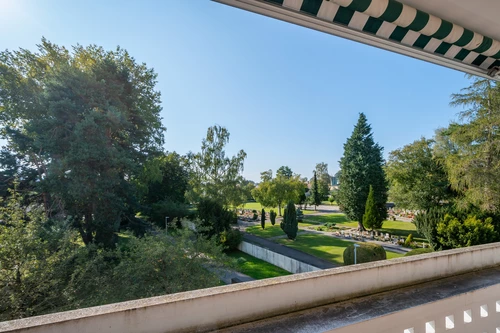 gedeckter Westbalkon mit Ausblick ins Grüne