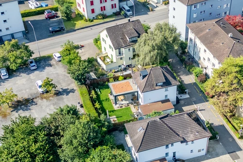 von idyllischem Garten umgebenes Stadthaus