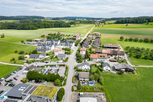 zentral im Dorf in mitten von schönster Kulturlandschaft