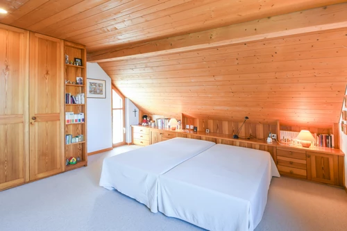 grossflächiges südwestseitiges Zimmer