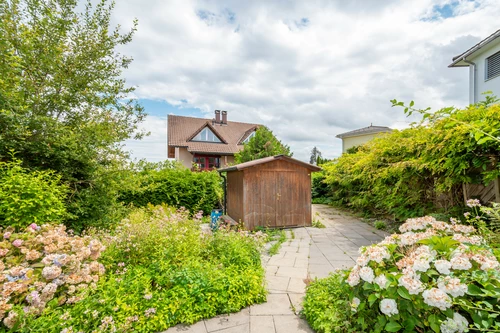 der lauschige Garten lädt zum Verweilen ein