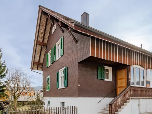 Kleines Holzhaus mit Renovationsbedarf