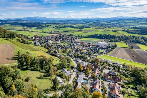 an bevorzugter Wohnlage am Dorfrand von Stettfurt gelegen