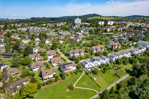 an erhöhter Lage mit Blick ins Grüne