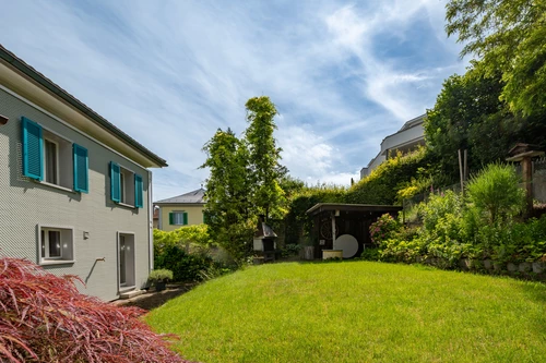 Gartenbereich mit Cheminée und gedecktem Sitzplatz mit guter Privatsphäre