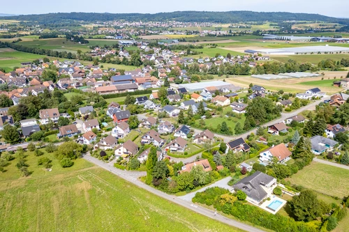 am südlichen Dorfrand direkt neben der Landwirtschaft gelegen