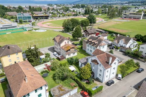 Einkäufe, Bus, Schulen, Natur - in bequemer Gehdistanz