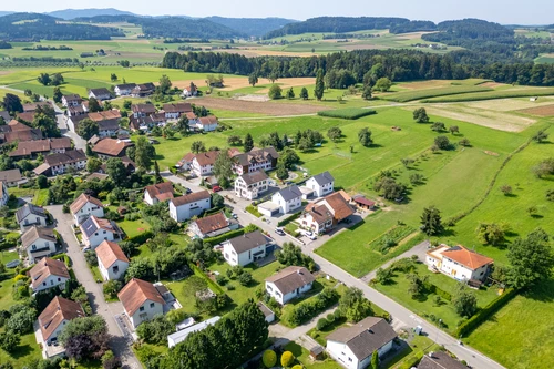 am westlichen Dorfrand von Gerlikon gelegen