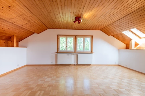 grossflächiges Zimmer im Dachgeschoss