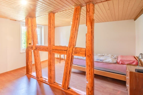 weiteres Zimmer mit Sichtgebälk