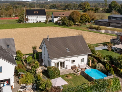 Einfamilienhaus mit Pool an familienfreundlicher Lage