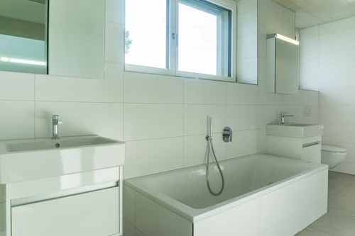 Badezimmer mit Dusche und Badewanne im Obergeschoss