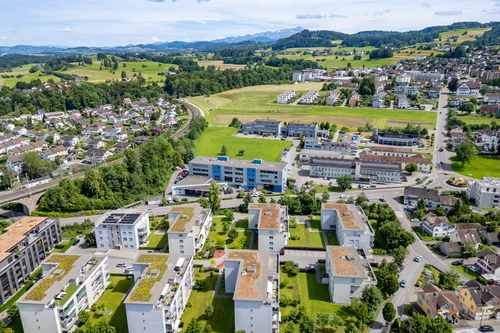 attraktiv am Fusse des Vogelbergs und nahe dem Bahnhof gelegen