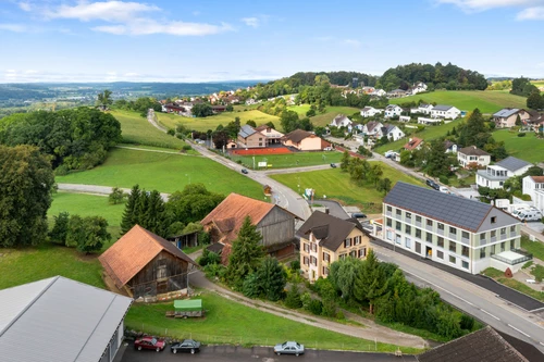 am westlichen Dorfrand von Weiningen gelegen