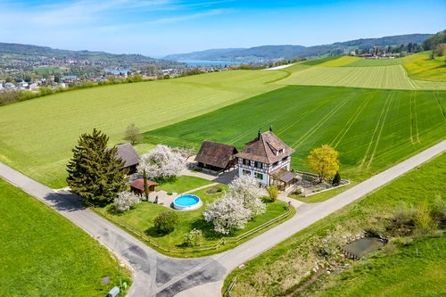 Repräsentatives Landhaus mit Stall und grosszügigem Umschwung